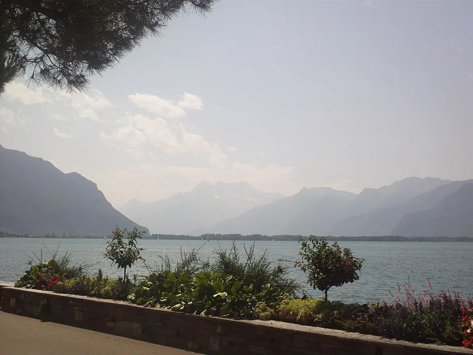 Vue réelle du Léman depuis la promenade de Montreux